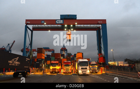 Le terminal à conteneurs Altenwerder (LTC) est vu dans le port de Hambourg, Allemagne, le 28 novembre 2012. Banque D'Images