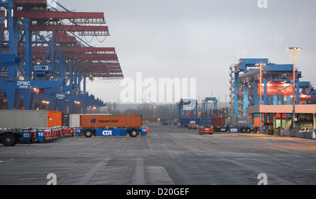 Le terminal à conteneurs Altenwerder (LTC) est vu dans le port de Hambourg, Allemagne, le 28 novembre 2012. Banque D'Images