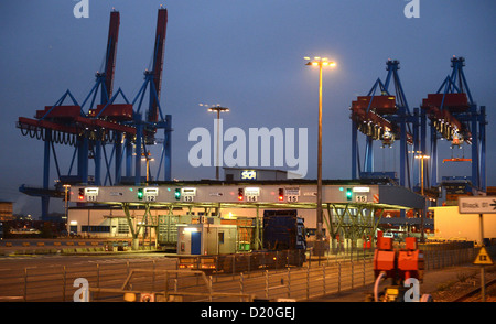 Le terminal à conteneurs Altenwerder (LTC) est vu dans le port de Hambourg, Allemagne, le 28 novembre 2012. Banque D'Images