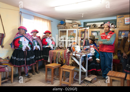 Les femmes d'un village dans la cordillère des Andes ont formé une coopérative et produire des ceintures, sacs, vêtements, qu'ils vendent aux touristes. Ong Plan fournit la formation et les matériaux, les métiers à tisser et machines à coudre. Les bénéfices sont répartis à 50  % de la communauté, 50 % de la femme individuelle Banque D'Images