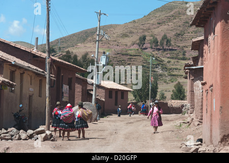 Les femmes d'un village dans la cordillère des Andes ont formé une coopérative et produire des ceintures, sacs, vêtements, qu'ils vendent aux touristes. Ong Plan fournit la formation et les matériaux, les métiers à tisser et machines à coudre. Les bénéfices sont répartis à 50  % de la communauté, 50 % de la femme individuelle Banque D'Images