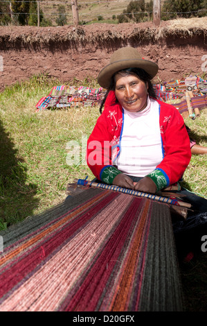 Les femmes d'un village dans la cordillère des Andes ont formé une coopérative et produire des ceintures, sacs, vêtements, qu'ils vendent aux touristes. Ong Plan fournit la formation et les matériaux, les métiers à tisser et machines à coudre. Les bénéfices sont répartis à 50  % de la communauté, 50 % de la femme individuelle Banque D'Images