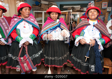 Les femmes d'un village dans la cordillère des Andes ont formé une coopérative et produire des ceintures, sacs, vêtements, qu'ils vendent aux touristes. Ong Plan fournit la formation et les matériaux, les métiers à tisser et machines à coudre. Les bénéfices sont répartis à 50  % de la communauté, 50 % de la femme individuelle Banque D'Images