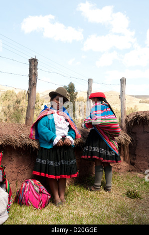 Les femmes d'un village dans la cordillère des Andes ont formé une coopérative et produire des ceintures, sacs, vêtements, qu'ils vendent aux touristes. Ong Plan fournit la formation et les matériaux, les métiers à tisser et machines à coudre. Les bénéfices sont répartis à 50  % de la communauté, 50 % de la femme individuelle Banque D'Images