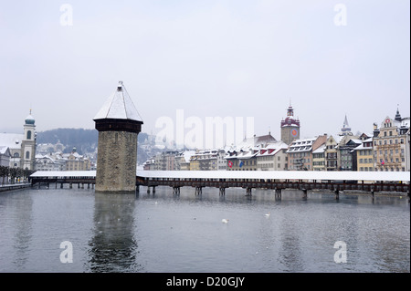 Pont de la chapelle, Kapellbruecke avec de l'eau, tour Wasserturm et couverts pont en bois au-dessus de Reuss, Lucerne, Suisse Banque D'Images