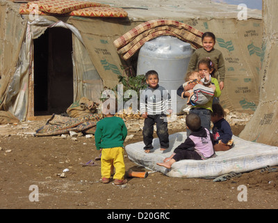 Enfants syriens réfugiés jouant dans un camp dans le sud du Liban Banque D'Images