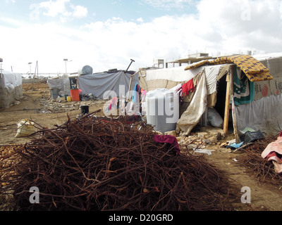 Un camp de réfugiés syriens de près de la ville zahl au Liban sud. la caserne sont faits de toile de plus de cadres en bois. En face du bois de chauffage la caserne. Banque D'Images