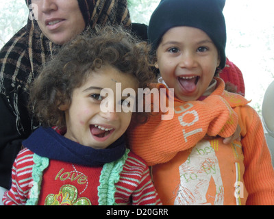 Deux enfants syriens au Liban pour attendre le médecin allemand pour les voir. Banque D'Images