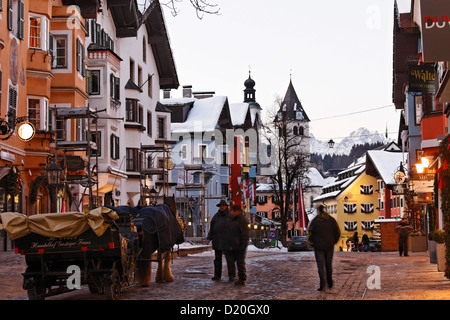 Transport de chevaux, Shopping street dans la soirée, Vieille Ville, Église Paroissiale et l'Église Liebfrauen se trouve, Vorderstadt, Kitzbuhel, Tyrol, Au Banque D'Images