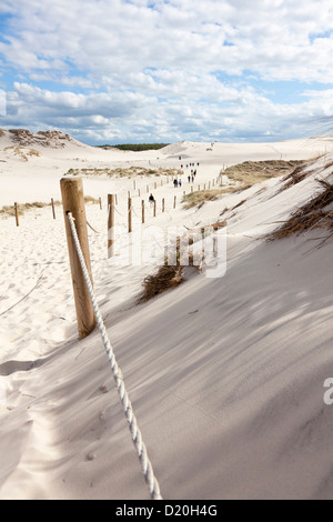 Clôture dans les dunes de Leba, réserve mondiale de la biosphère de l'UNESCO, le Parc National Slowinski, côte de la Mer baltique polonaise, Leba, Poméranie, Banque D'Images