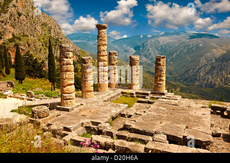 Les ruines de la 4ème siècle avant J.-C. Temple d'Apollon , un bâtiment dorique périptère. Site archéologique de Delphes, Grèce, Banque D'Images