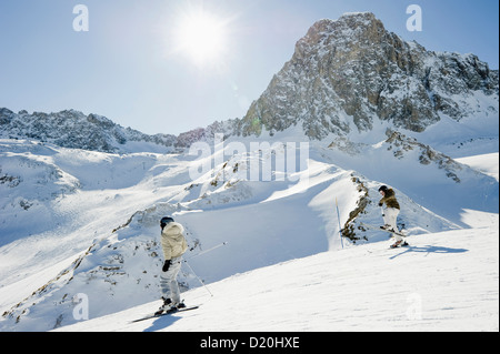 Deux skieurs, des montagnes enneigées, Tignes, Val d'Isère, Savoie, Rhone-Alpes, France Banque D'Images