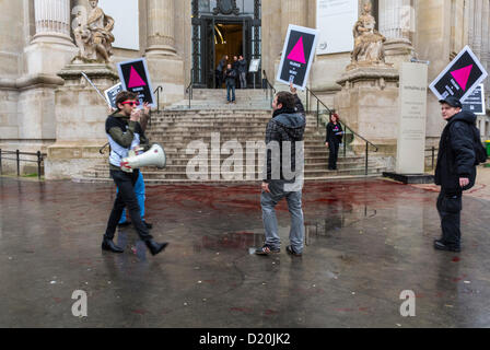 Paris, France, les militants du groupe SIDA France LGTB N.G.O., ACT Up Paris; protestant contre la présence de l'ex-ministre de la Santé, Georgina Dufoix, impliquée dans le scandale du sang contaminé sous la direction du Present Mitterand, à la presse COnfernece pour la manifestation anti-gay du mariage, à l'activisme de l'Association des aides à la presse étrangère, bénévoles aidant la communauté Banque D'Images