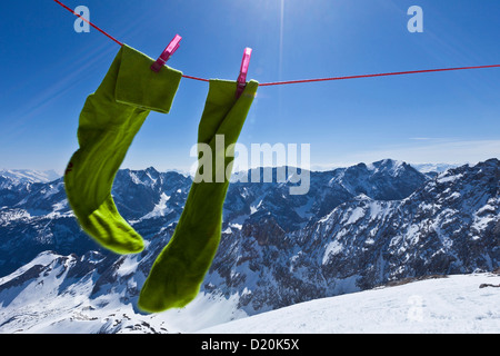 Chaussettes vert sur corde dans la lumière du soleil, vue sur les montagnes de Karwendel et de Wetterstein, Alpspitze, Alpes, Bavaria, Germany, Europe Banque D'Images