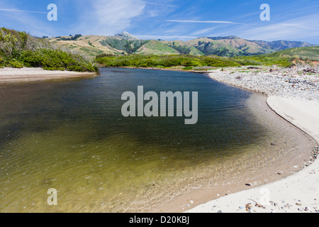 Bouche d'eau et collines près du Pacifique, côte de Big Sur, Californie, USA, Amérique Latine Banque D'Images