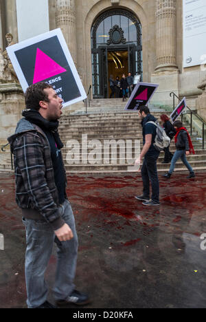 Paris, France, militants du groupe SIDA, LGTB N.G.O., ACT Up Paris ; Protestant contre la présence de l'ex-ministre de la Santé, Georgina Dufoix, impliquée dans le scandale du sang contaminé sous le Presc. Mitterand, à la presse COnfernece for anti-gay Marriage, démonstration, à l'Association de presse étrangère, aide à l'activisme, homosexuel Street man Banque D'Images