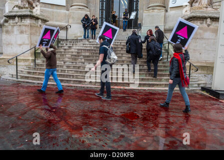 Paris, France, Small Group People, activistes français de la LGTB SIDA, N.G.O., Act Up Paris ; manifestation de piquetage, protestant contre la présence de l'ex-ministre de la santé, Georgina Dufoix, impliquée dans le scandale du sang contaminé sous le président Mitterand, à la conférence de presse pour la manifestation de mariage anti-gay, manifestation militante Banque D'Images