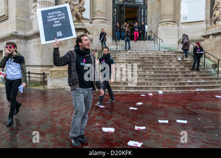 Paris, France, militants du groupe SIDA, LGTB N.G.O., ACT Up Paris ; Protestant contre la présence de l'ex-ministre de la Santé, Georgina Dufoix, impliquée dans le scandale du sang contaminé sous la direction du Presc. Mitterand, à la presse COnfernece for anti-gay Marriage Demonstration, au Foreign Press Association Office, militante picketing, homosexuel de rue Banque D'Images