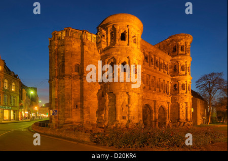 Porta Nigra dans l'incandescence, Trèves, Rhénanie-Palatinat, Allemagne, Europe Banque D'Images
