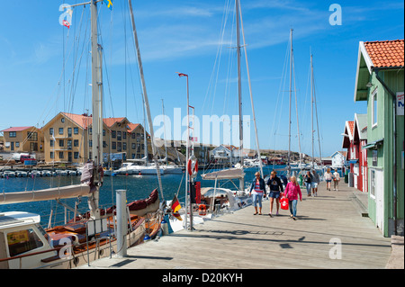 Les gens au port de Smogen, Smogen, Bohuslan, Vastra Gotalands lan, la Suède, Europe Banque D'Images