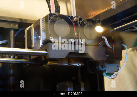 Las Vegas, États-Unis - 2013-01-08. La nouvelle extrudeuse double tête à l'intérieur de MakerBot Replicator 2X. Banque D'Images