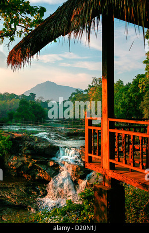 Vue sur la cascade de Tat Lo à Tadlo lodge sur le Plateau des Bolavens dans la province de Champasak, dans le sud, le Laos, l'Asie. Banque D'Images