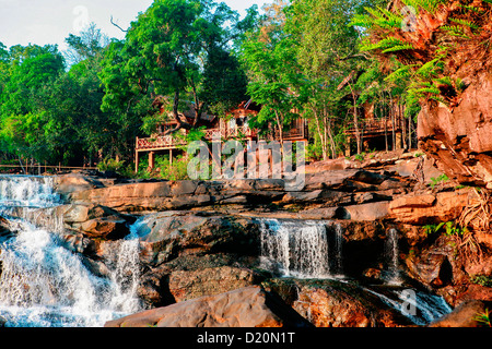 Le passage de l'éléphant Tat Lo cascade à Tadlo lodge sur le Plateau des Bolavens dans la province de Champasak, dans le sud, le Laos, l'Asie. Banque D'Images