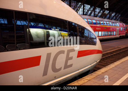 ICE (Intercity Express) train le long d'un côté (NOUVEAU) régional Express train de voyageurs à deux étages, Cologne, Allemagne. Banque D'Images