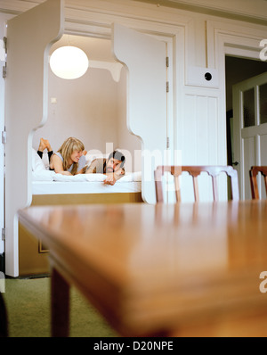 Couple dans une armoire lit d'un 4 étoiles Chambre à l'Hôtel Lloyd, Zeeburg, Amsterdam, Pays-Bas Banque D'Images