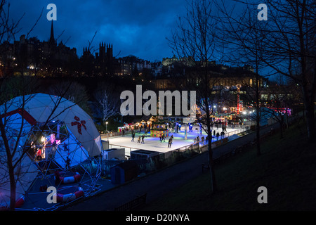 L'hiver, Édimbourg - patinoire, Édimbourg Noël dans les jardins de Princes Street. Au-delà de château. Banque D'Images