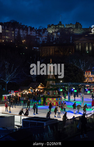 L'hiver, Édimbourg - patinoire, Édimbourg Noël dans les jardins de Princes Street. Au-delà de château. Banque D'Images