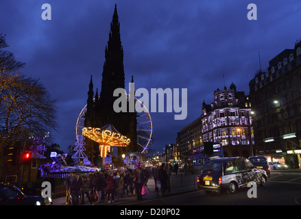 L'hiver, Édimbourg - Edinburgh 'Noël' les jardins de Princes Street fête foraine la nuit. Banque D'Images