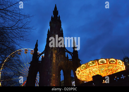 L'hiver, Édimbourg - Edinburgh 'Noël' les jardins de Princes Street fête foraine la nuit. Banque D'Images