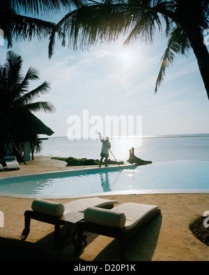 Piscine à Matemwe Bungalows obtient nettoyé le matin, Catania, côte nord-est, Zanzibar, Tanzanie, Afrique de l'Est Banque D'Images