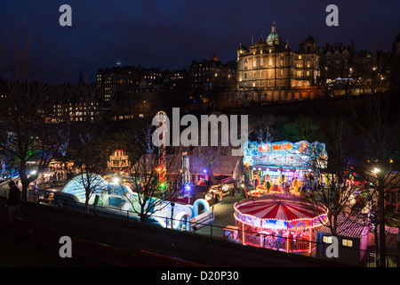 L'hiver, Édimbourg - Edinburgh 'Noël' les jardins de Princes Street fête foraine la nuit. Banque D'Images