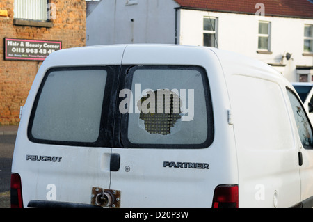 Van blanc avec la fenêtre arrière brisée . Banque D'Images