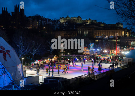 L'hiver, Édimbourg - patinoire, Édimbourg Noël dans les jardins de Princes Street. Au-delà de château. Banque D'Images