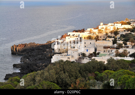 Village blanc sur l'île de Stromboli, l'île de Stromboli, Iles Eoliennes, Sicile, Italie Banque D'Images