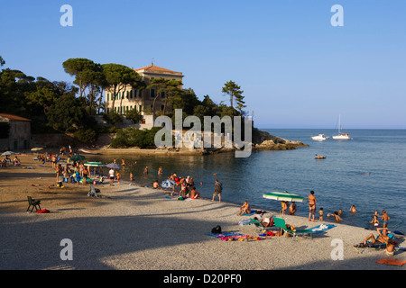 Les gens sur la plage de Cavo, l'île d'Elbe, Toscane, Italie, Europe Banque D'Images