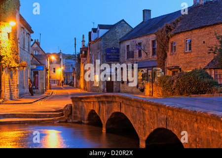 Le soir de la rivière Windrush, Bourton-on-the-water, Gloucestershire, Cotswolds, en Angleterre, Grande-Bretagne, Europe Banque D'Images