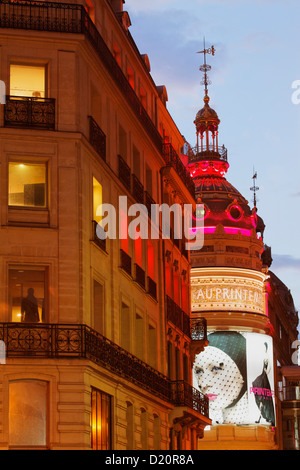 Grand magasin Le Printemps dans la soirée, Boulevard Haussmann, Paris, France, Europe Banque D'Images