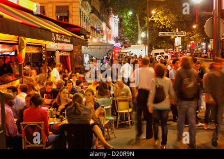 Les gens dans la rue et dans les restaurants le soir, La Porte Montmartre, Boulevard Montmartre, Paris, France, Europe Banque D'Images