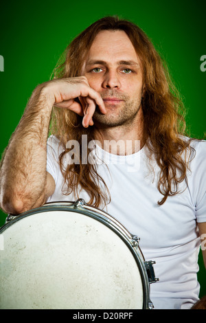 Portrait de l'homme batteur sur fond vert. Banque D'Images