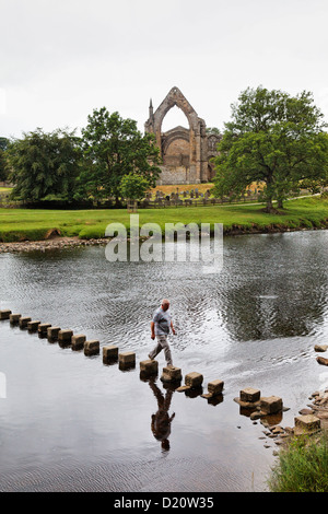 Ruines de l'abbaye de Bolton sur les rives de la rivière Wharfe, Yorkshire Dales National Park, dans le Yorkshire Dales, Yorkshire, Angleterre, Gréa Banque D'Images