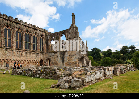 Les ruines de l'abbaye de Bolton sous ciel nuageux, Yorkshire Dales National Park, dans le Yorkshire Dales, Yorkshire, Angleterre, Grande-Bretagne, Banque D'Images