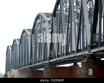 Vestiges d'un ancien pont en treillis de fer à Taiwan. Ce vieux pont de chemin de fer utilisés pour traverser la rivière Gaoping dans le sud de Taïwan. Banque D'Images