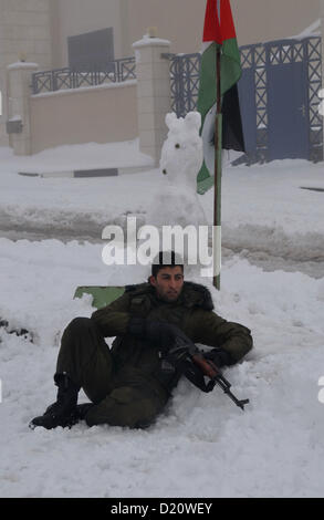 10 janvier 2013 - Hébron, en Cisjordanie, territoire palestinien - le personnel de sécurité palestinien s'engager dans une bataille de boules de neige près de leur siège dans la ville de Cisjordanie d'Hébron 10 janvier 2013. La plus haute altitude dans l'Autorité palestinienne et Israël, y compris Jérusalem, s'attendent à quelque 20 centimètres de neige au-dessus de nuit (crédit Image : © Mamoun Wazwaz APA/Images/ZUMAPRESS.com) Banque D'Images