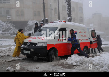 10 janvier 2013 - Hébron, en Cisjordanie, territoire palestinien - une ambulance équipée pour s'attaquer à la neige durs à l'extérieur de la mosquée Ibrahami ou le Tombeau des Patriarches dans la ville de Cisjordanie Hébron comme hiver a balayé la région 10 janvier 2013 (Crédit Image : © Mamoun Wazwaz APA/Images/ZUMAPRESS.com) Banque D'Images