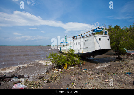 BALI - 26 janvier. Voile échoués sur la berge de la tempête Le 26 janvier 2012 à Bali, Indonésie. Banque D'Images