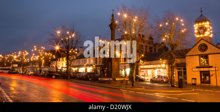 Le centre-ville de Moffat décorations les lumières de Noël dans les boutiques et dans les arbres sur la rue au crépuscule Banque D'Images